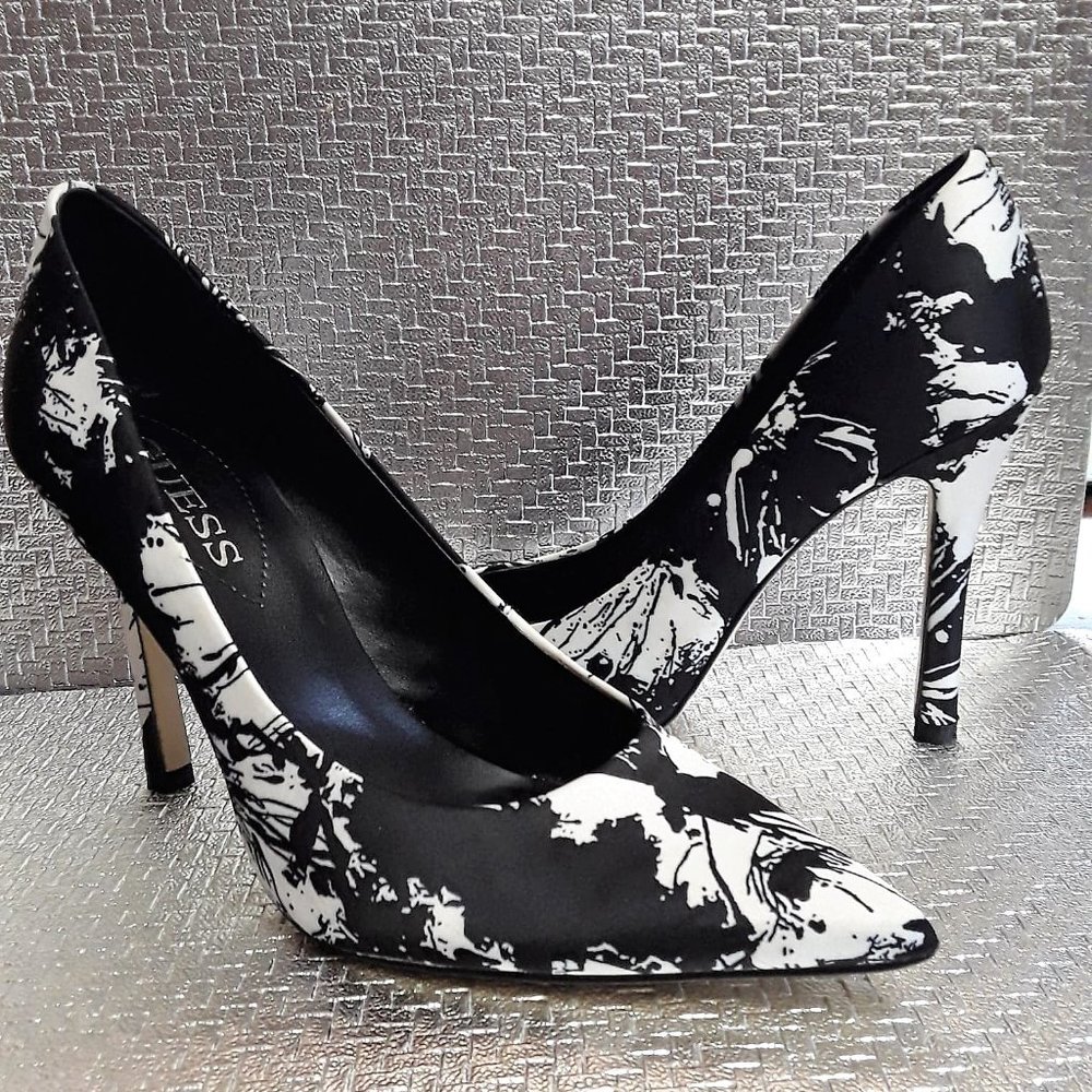 💥GUESS Black/White "GWELOY2" Heel | Size 8.5💥